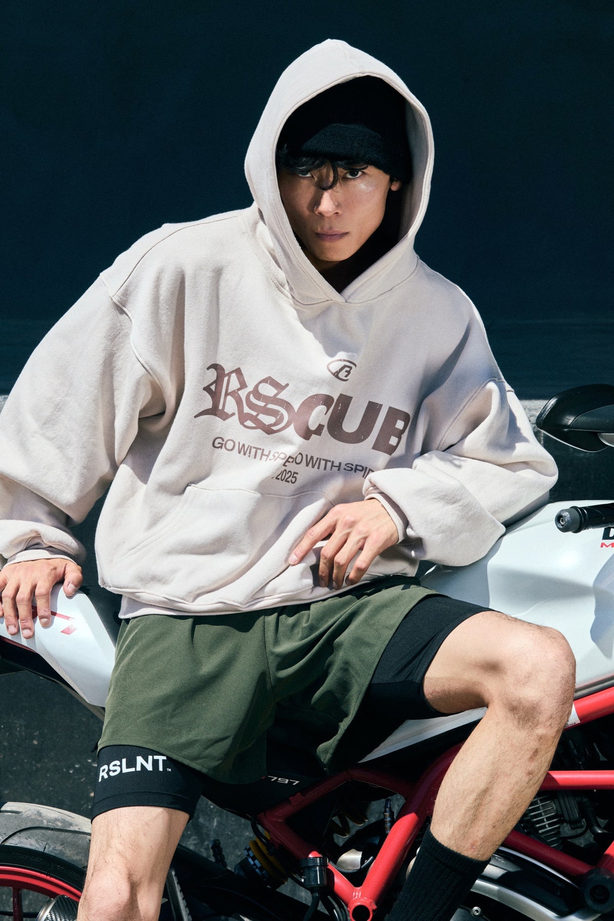 Hoodie RESILIENT — promoción 3×1